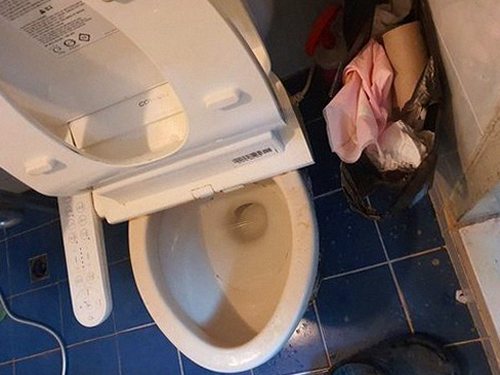 옥수동 하수구막힘 배관 세척 후 물 흐름을 확인하는 점검 과정